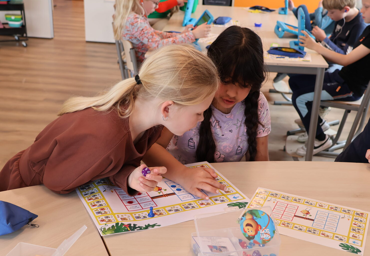 Twee meisjes werken samen aan een rekenspel
